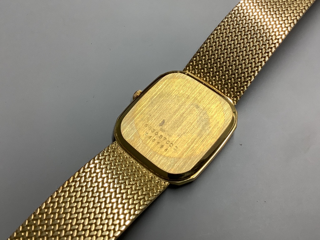 A gentleman's modern 9ct gold Seiko quartz wrist watch on integral 9ct gold mesh link bracelet. overall 20.5cm